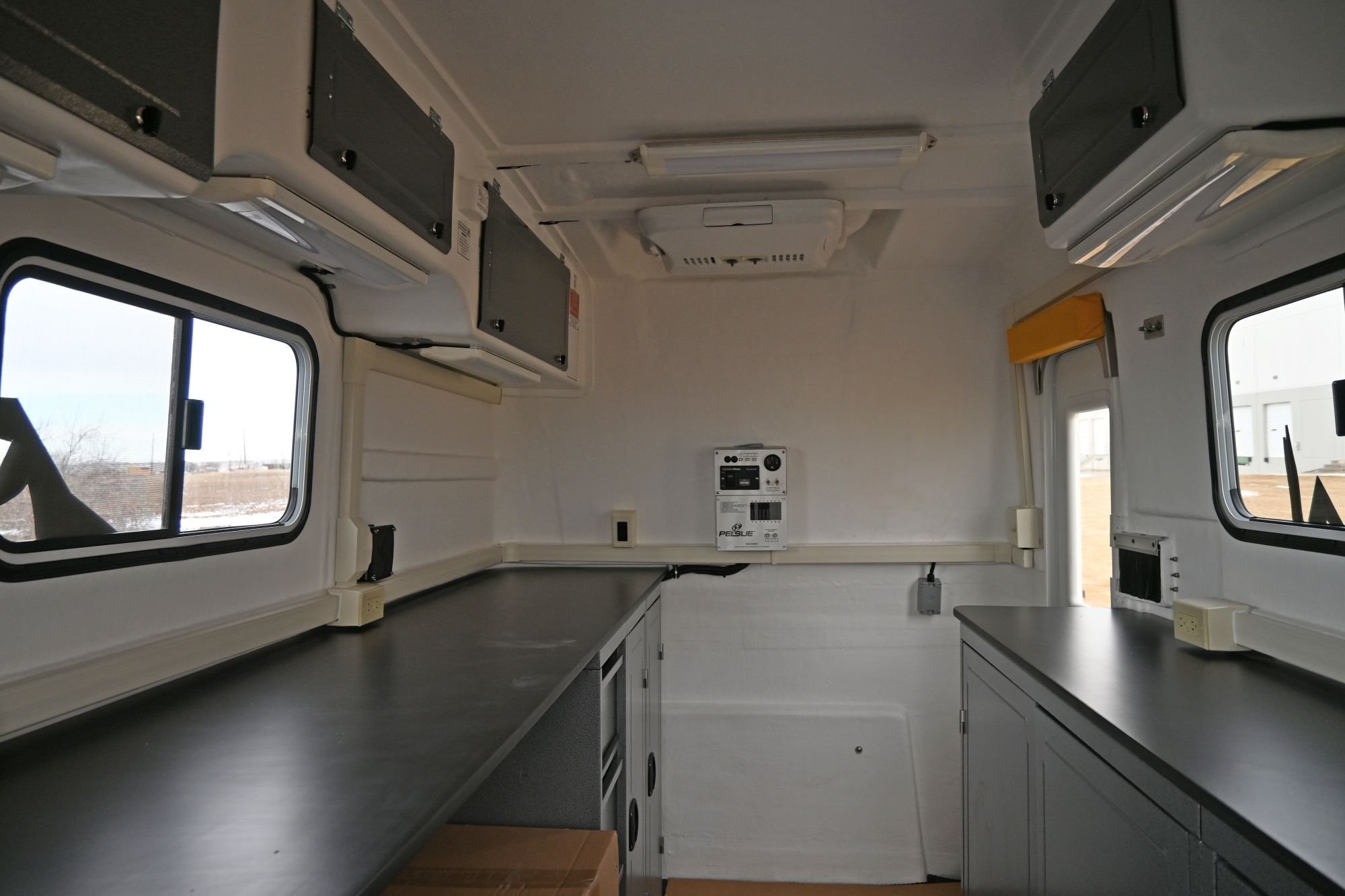 grizzly-fiber-splicing-trailer-interior