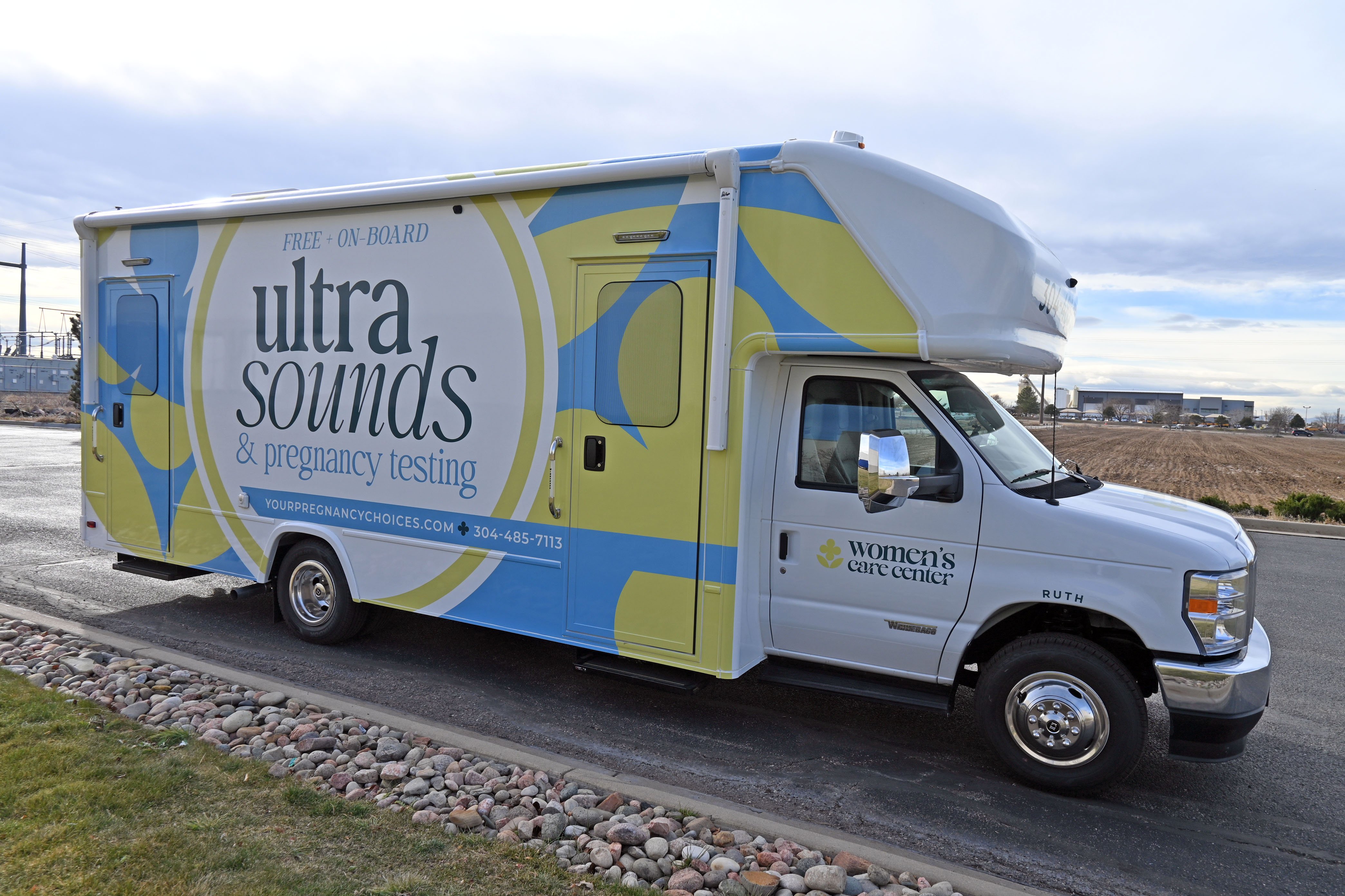 mobile-medical-clinic-satellite-cellular-connection